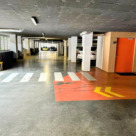 Stylish Apartment Getaway With Self Check-In And Free Parking Lot Arad Luaran gambar