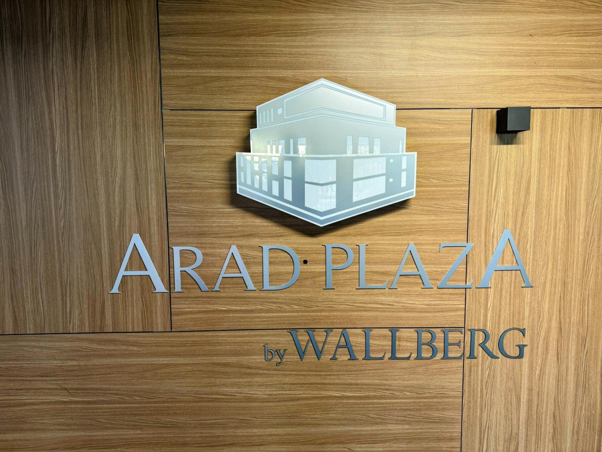 Stylish Apartment Getaway With Self Check-In And Free Parking Lot Arad Luaran gambar