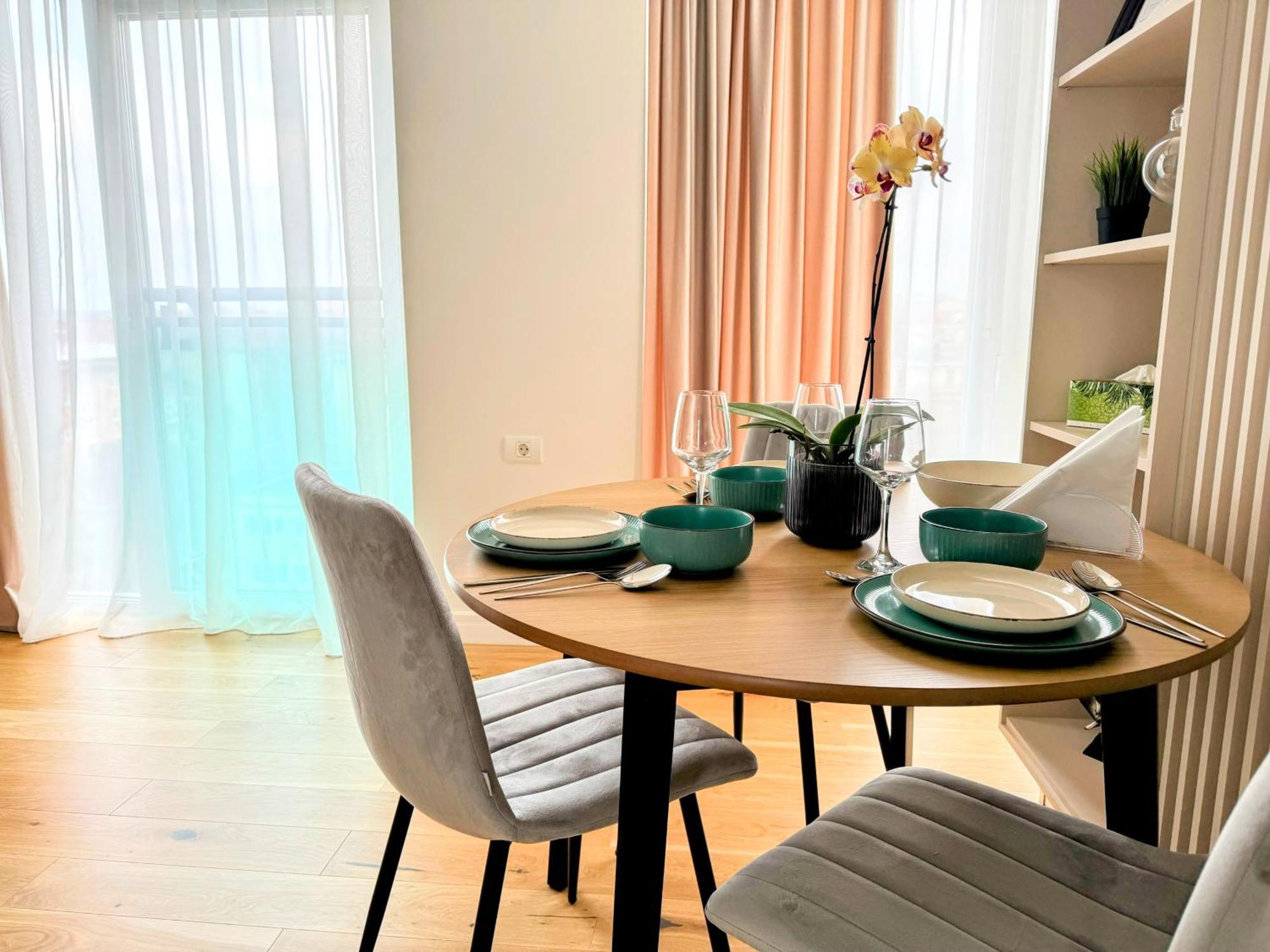 Stylish Apartment Getaway With Self Check-In And Free Parking Lot Arad Luaran gambar